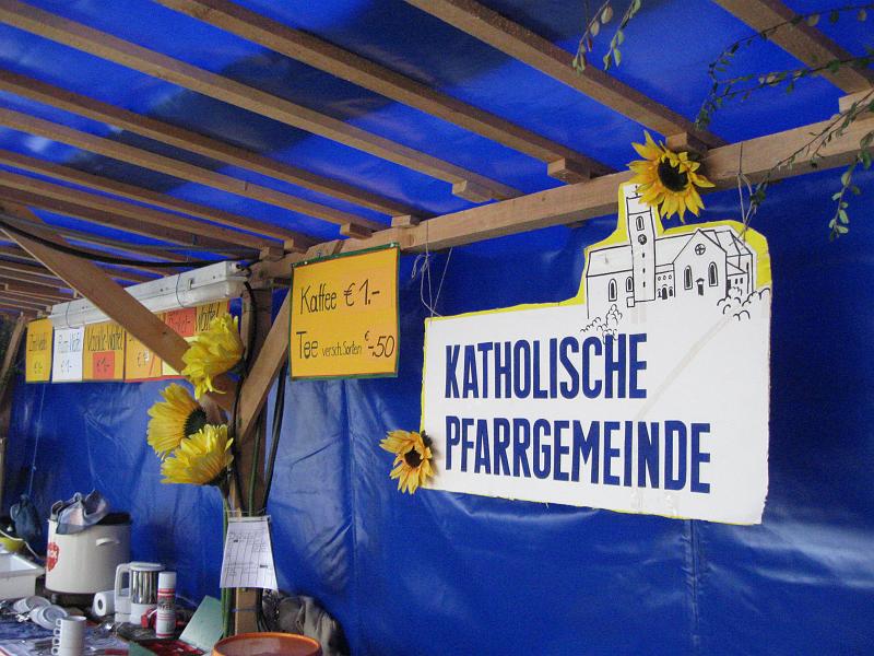 090912waffelstand (02).jpg - ...sorgten viele fleißige Hände ( die unsichtbaren des "Pfarrhausteams", das unermüdlich für Teignachschub sorgte, seien hier nicht vergessen!)...